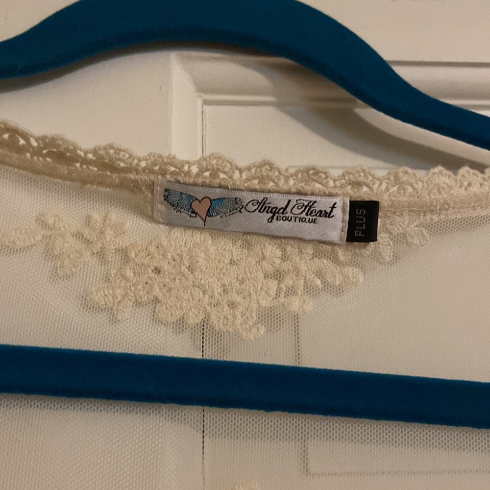 Gorgeous Lace cover-up/jacket - Picture 5 of 5